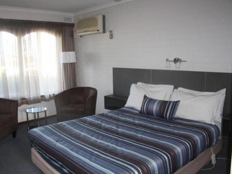 Raglan Motor Inn Варрнамбул Экстерьер фото